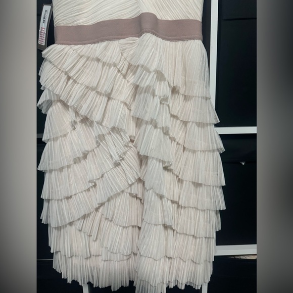 BCBG MAXAZRIA Dress Size 4 - Picture 6 of 9